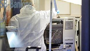 Kripobeamte sichern nach der Sprengung eines Geldautomaten Spuren. Angesichts steigender Zahlen von Geldautomatensprengungen fordert der Osnabrücker Polizeipräsident Michael Maßmann bessere Schutzmaßnahmen.