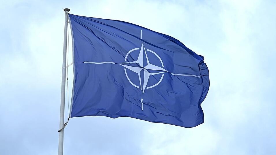 Flagge vor dem Nato-Hauptquartier Flagge vor dem Nato-Hauptquartier