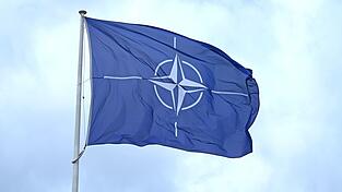 Flagge vor dem Nato-Hauptquartier Flagge vor dem Nato-Hauptquartier