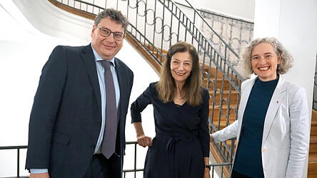 Stiftungsvorstand Bernhard Lübbers (von links), Preisträgerin Ursula Krechel und Bürgermeisterin Helene Sigloch am Rande der Preisverleihung. Stiftungsvorstand Bernhard Lübbers (von links), Preisträgerin Ursula Krechel und Bürgermeisterin Helene Sigloch am Rande der Preisverleihung.
