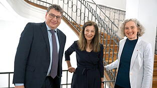 Stiftungsvorstand Bernhard Lübbers (von links), Preisträgerin Ursula Krechel und Bürgermeisterin Helene Sigloch am Rande der Preisverleihung. Stiftungsvorstand Bernhard Lübbers (von links), Preisträgerin Ursula Krechel und Bürgermeisterin Helene Sigloch am Rande der Preisverleihung.