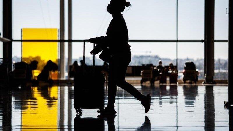 Unterwegs mit dem Koffer durch das Terminal 4 des Flughafens Adolfo Suárez Madrid-Barajas. Unterwegs mit dem Koffer durch das Terminal 4 des Flughafens Adolfo Suárez Madrid-Barajas.