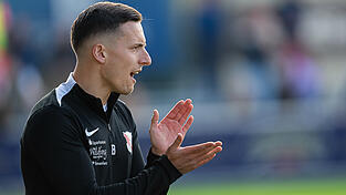 Hankofens Coach Tobias Beck sieht ein sp&auml;tes Comeback: Alexander Nittnaus sichert den Dorfbuam einen Z&auml;hler