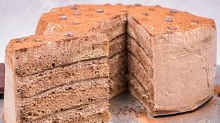 Die Schoko-Torte ist ein Klassiker - und auch für Back-Neulinge nicht allzu schwierig.