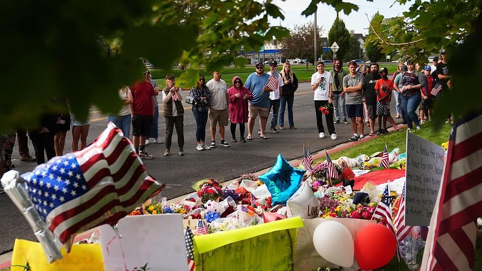 Trauernde kommen zum Tatort. Trauernde kommen zum Tatort.