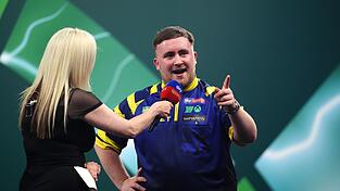 Gr&uuml;&szlig;e an die Fans: Weltmeister Luke Littler reagiert auf Buhrufe.