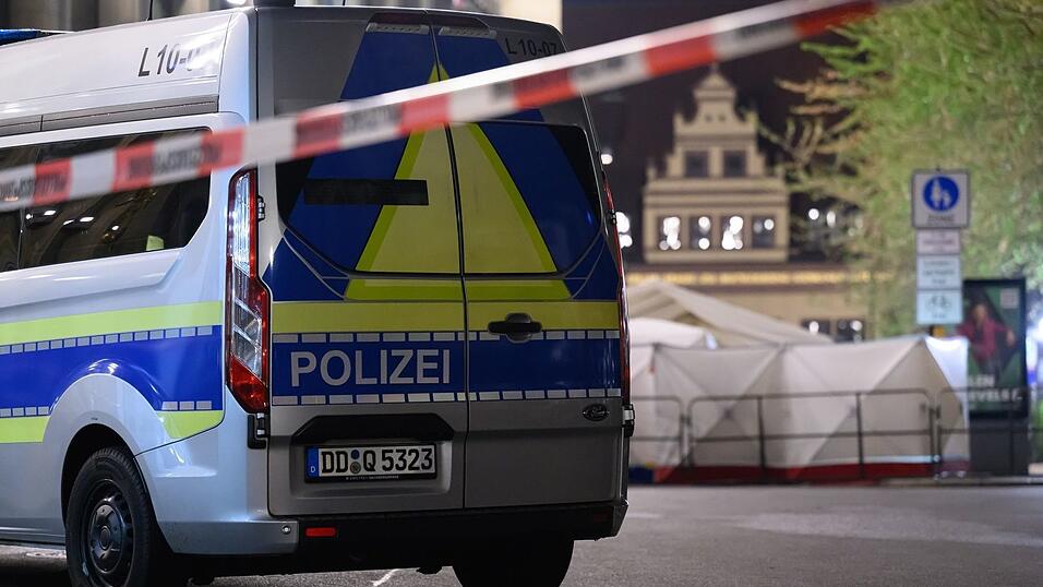 Das Umfeld des Tatorts bleibt noch bis zum späten Dienstagnachmittag gesperrt, weil die Polizei dort Spuren sichert. Das Umfeld des Tatorts bleibt noch bis zum späten Dienstagnachmittag gesperrt, weil die Polizei dort Spuren sichert.