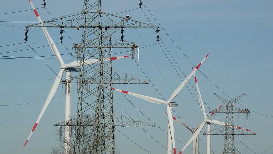 Strom aus Windkraft wird über weite Strecken geleitet. (Symbolbild) Strom aus Windkraft wird über weite Strecken geleitet. (Symbolbild)