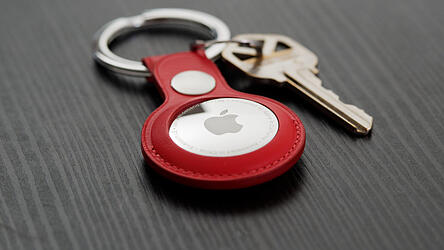 Ein Apple-Airtag kann bei der Suche nach Schl&uuml;sseln helfen. Der Angeklagte soll mit den kleinen Ortungsger&auml;ten seine Frau &uuml;berwacht haben.
