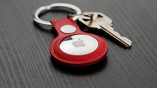 Ein Apple-Airtag kann bei der Suche nach Schlüsseln helfen. Der Angeklagte soll mit den kleinen Ortungsgeräten seine Frau überwacht haben. Ein Apple-Airtag kann bei der Suche nach Schlüsseln helfen. Der Angeklagte soll mit den kleinen Ortungsgeräten seine Frau überwacht haben.