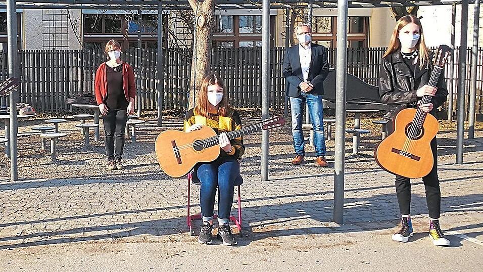 Am Freitag bei der Ehrung der Musikerinnen mit (von links) B&uuml;rgermeister Hans Schmalhofer, Kristina Anderl, Musiklehrerin Petra Wagner, Katharina Denega, Schulleiter Manfred G&ouml;ttl und Pauline Reisach.