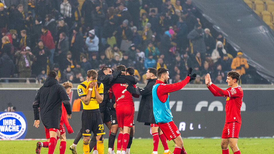 Der fassungslose Dynamo-Profi Lars Bünning inmitten der jubelnden Jahn-Elf: Der neunte Sieg in Serie hievt Regensburg auf Platz eins der 3. Liga. Der fassungslose Dynamo-Profi Lars Bünning inmitten der jubelnden Jahn-Elf: Der neunte Sieg in Serie hievt Regensburg auf Platz eins der 3. Liga.