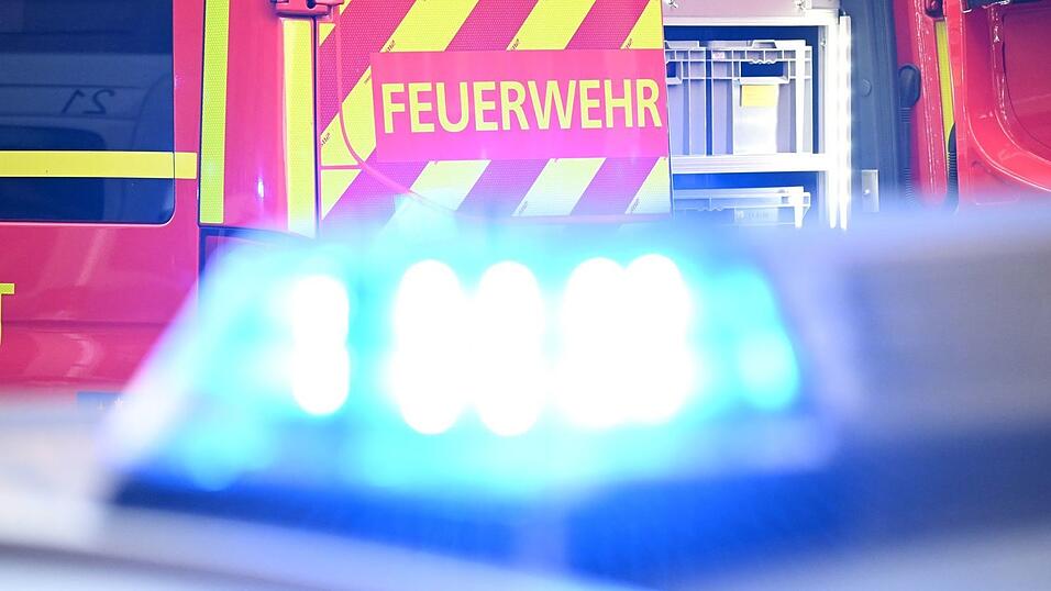 Die Feuerwehr löscht die Stichflamme, der Schaden ist groß. (Symbolbild)