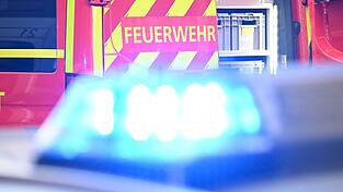 Die Feuerwehr löscht die Stichflamme, der Schaden ist groß. (Symbolbild)