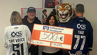 Peter Schnettler und Maskottchen Tigo mit Brigitte Angerer (Mitte) vom Team Herzenswunschmobil sowie den beiden stolzen Trikot-Besitzern, die anonym bleiben wollen