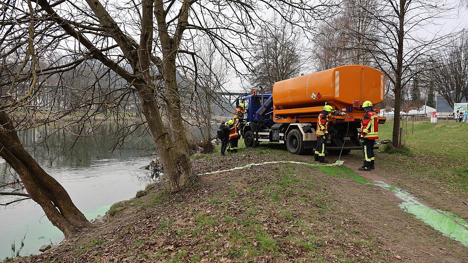 Die Einsatzkräfte mussten sich vor Ort gleich mehreren Herausforderungen stellen, von der Versorgung der Verletzten bis zum Ölaustritt und der Evakuierung der Eishalle. Die Einsatzkräfte mussten sich vor Ort gleich mehreren Herausforderungen stellen, von der Versorgung der Verletzten bis zum Ölaustritt und der Evakuierung der Eishalle.
