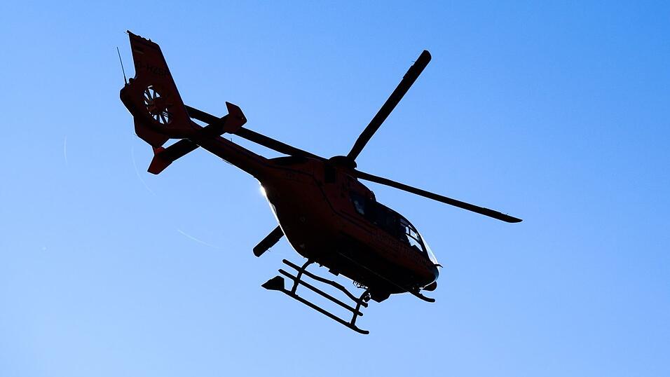 Mit einem Rettungshubschrauber wurde die Frau in eine Fachklinik f&uuml;r Handchirurgie gebracht. (Symbolbild)