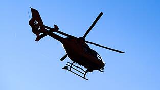 Mit einem Rettungshubschrauber wurde die Frau in eine Fachklinik f&uuml;r Handchirurgie gebracht. (Symbolbild)