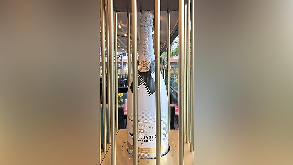 In mindestens zwei Fällen war in Drei-Liter-Champagner-Flaschen des Herstellers 'Moët & Chandon', Sorte 'Ice Impérial', kein Perlwein, sondern flüssiges Ecstasy. In mindestens zwei Fällen war in Drei-Liter-Champagner-Flaschen des Herstellers 'Moët & Chandon', Sorte 'Ice Impérial', kein Perlwein, sondern flüssiges Ecstasy.