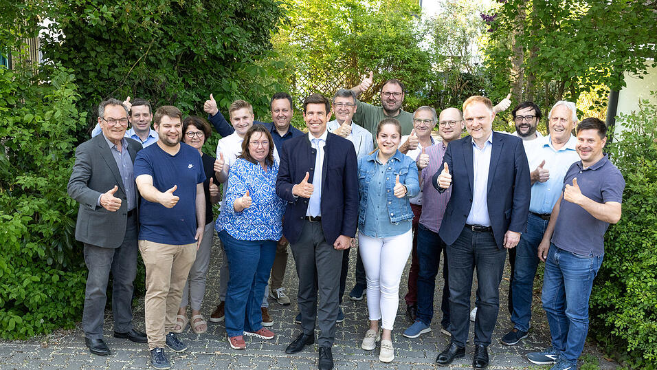 Daumen hoch f&uuml;r die Landratskandidatur von Patrick Grossmanns (Mitte) gibt es von der CSU-Kreisvorstandschaft f&uuml;r ihren Kandidaten.