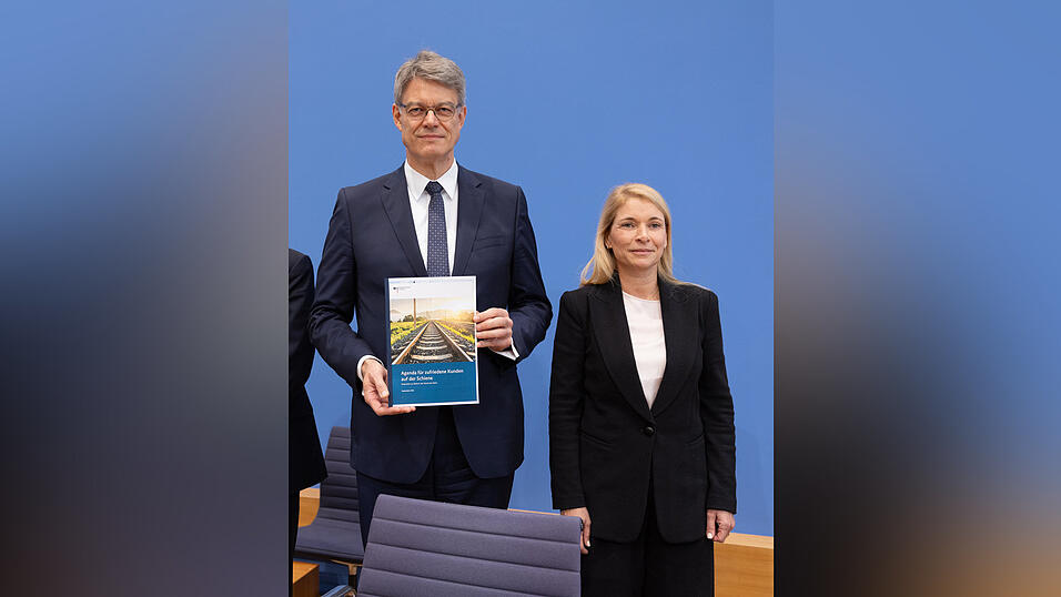 Bundesverkehrsminister Patrick Schnieder (CDU) und die neue Bahnchefin Evelyn Palla stellen zusammen die neue Bahn-Strategie vor. Bundesverkehrsminister Patrick Schnieder (CDU) und die neue Bahnchefin Evelyn Palla stellen zusammen die neue Bahn-Strategie vor.