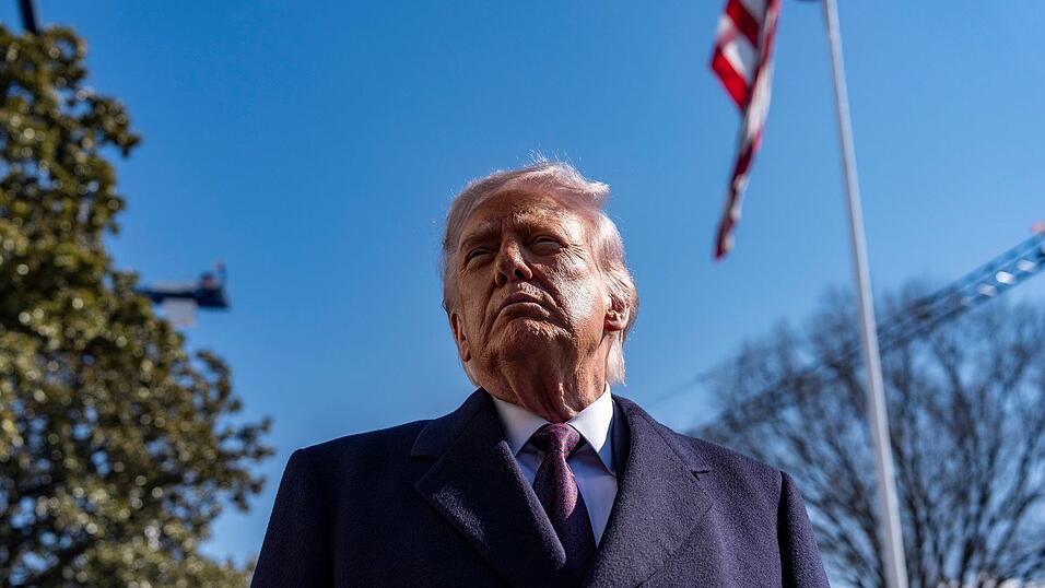 &Auml;u&szlig;ert sein Bedauern &uuml;ber die Befragung von Ex-Pr&auml;sident Clinton - der aktuelle Pr&auml;sident Trump.