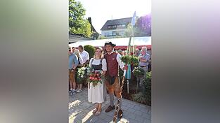 Höhepunkt des Weckrufs: die Übergabe der Lanze an Ritter Max Wild. Höhepunkt des Weckrufs: die Übergabe der Lanze an Ritter Max Wild.
