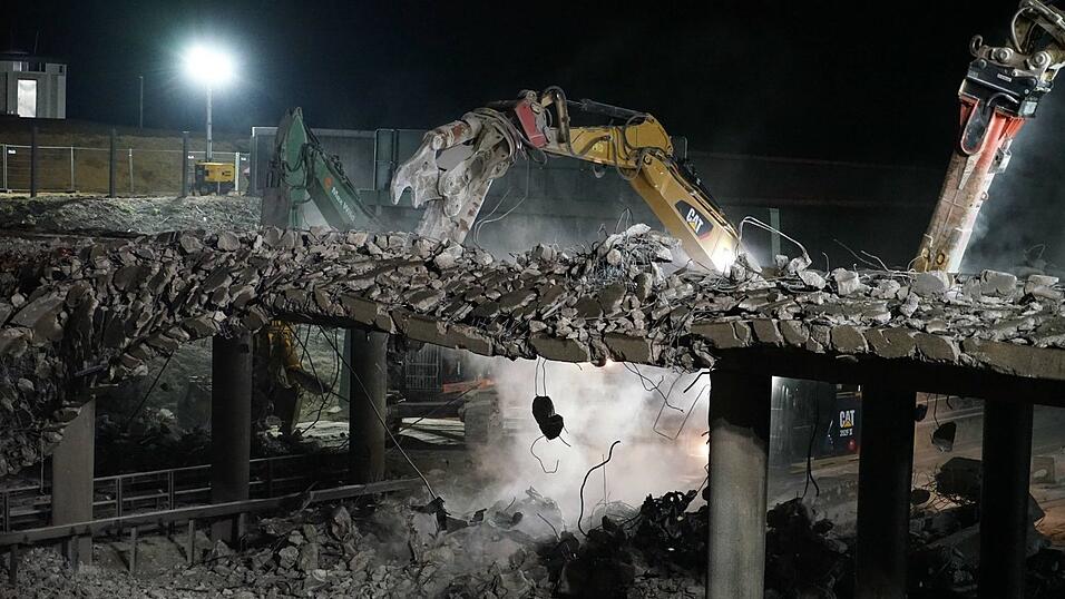 Gleich zwei Brücken mussten am Wochenende an der A3 im Landkreis Regensburg abgerissen werden. Gleich zwei Brücken mussten am Wochenende an der A3 im Landkreis Regensburg abgerissen werden.