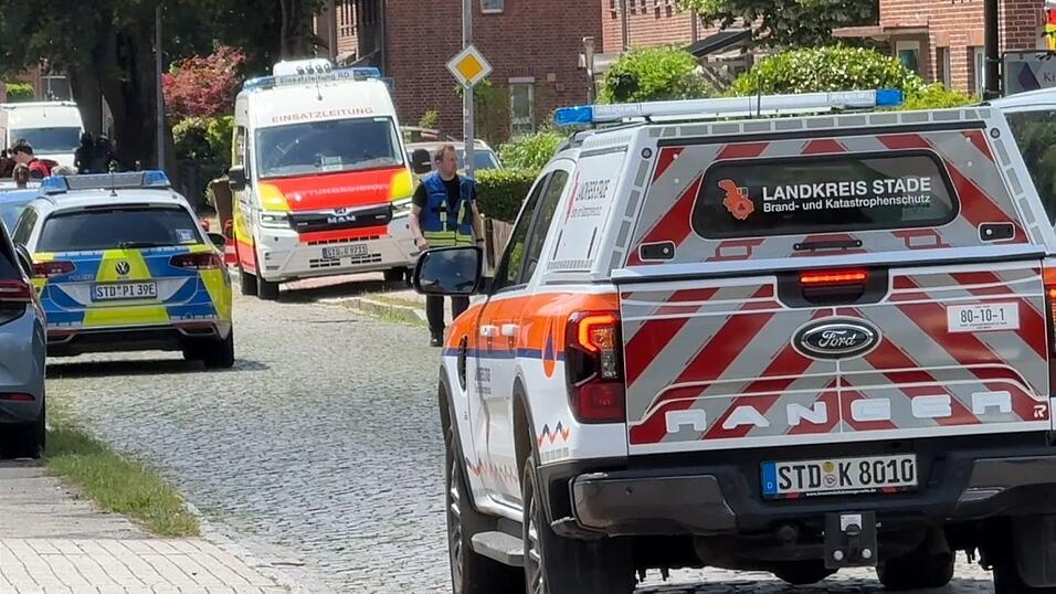 Die Polizei nahm zwei Menschen fest. Die Polizei nahm zwei Menschen fest.