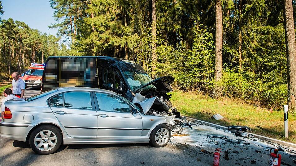 Die Fahrzeuge krachten wohl frontal ineinander.