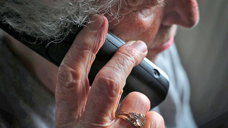 Eine &auml;ltere Frau telefoniert. Betr&uuml;ger rufen gezielt Menschen mit alten deutschen Vornamen an, um ihnen Geld zu entlocken.