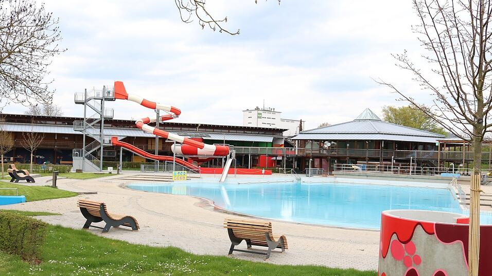 Auf den ersten Blick wirkt das Wellenbecken schon bereit für den Besucheransturm. Trotzdem gibt es für das Team im Chamer Freibad noch viel zu tun. Auf den ersten Blick wirkt das Wellenbecken schon bereit für den Besucheransturm. Trotzdem gibt es für das Team im Chamer Freibad noch viel zu tun.