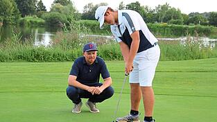 Mit Rat und Tat zur Seite steht Martin Obtmeier der Straubinger Golfcoach Graeme Aspinall. Das Bild zeigt das Duo beim Putt-Training.