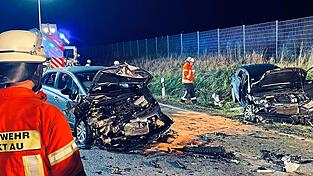 Die beiden Autod wurde total deformiert.