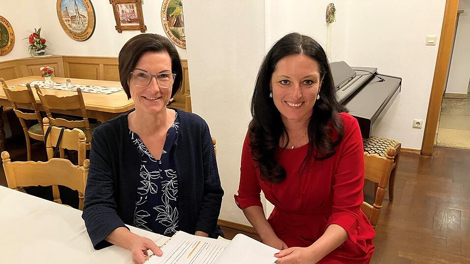 Karoline Fritz-Ertlmaier (rechts) und Kerstin Haimerl-Kunze bilden zusammen mit Karsten Wettberg den neuen Vorstand des Krankenhaus-Fördervereins und suchen nun noch Bewerber bzw. Bewerberinnen für die Ämter des Schatzmeisters und des Schriftführers.