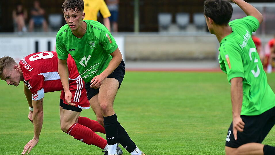 Samuel Langer (in gr&uuml;n, links) erzielte beide Deggendorfer Treffer.