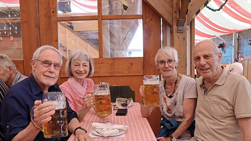 Horst und Christa Heckel (links) aus Reinhausen und Margit und Hans-Jürgen Brunner aus Grass gehen jedes Jahr zur Seniorendult. Horst und Christa Heckel (links) aus Reinhausen und Margit und Hans-Jürgen Brunner aus Grass gehen jedes Jahr zur Seniorendult.