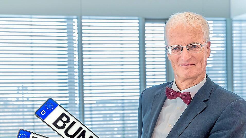 Professor Dr. Ralf Bochert leitet die Projektstudie, die zum Beispiel Buchholz in der Nordheide, Ratingen, Idar-Oberstein oder Winnenden zu eigenen Autokennzeichen verhelfen würde. Professor Dr. Ralf Bochert leitet die Projektstudie, die zum Beispiel Buchholz in der Nordheide, Ratingen, Idar-Oberstein oder Winnenden zu eigenen Autokennzeichen verhelfen würde.