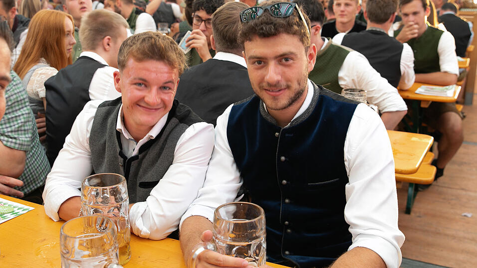 Echte Blasmusikfans lie&szlig;en sich den Montagabend im Festzelt Weckmann nicht entgehen.