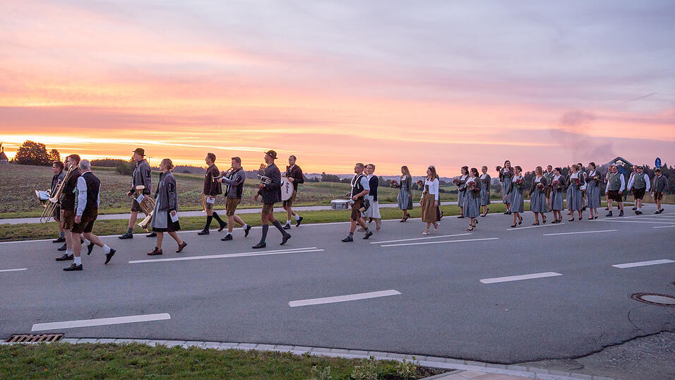 Unter musikalischer Begleitung des „Veldner Blechhaufa“ holten die Festdamen und der Festausschuss frühmorgens am Sonntag den Schirmherrn, die Festmutter und die Festbräute ein.