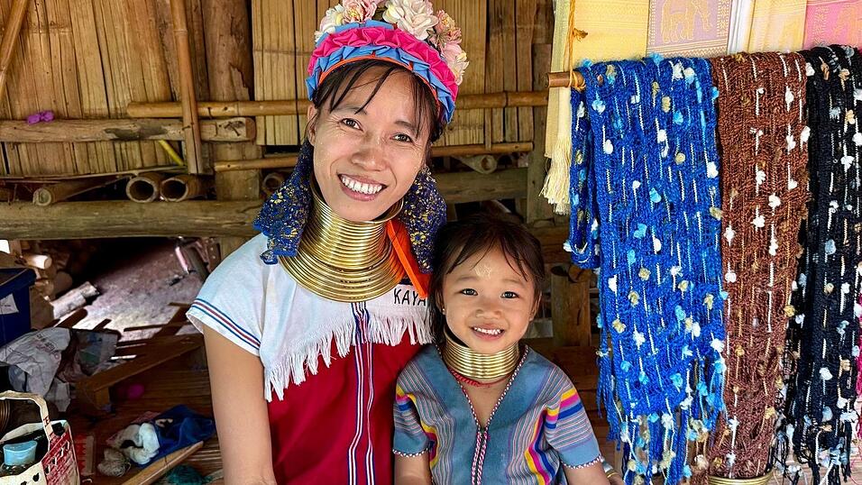 Schon Kinder ab fünf Jahren tragen die Messingringe. Schon Kinder ab fünf Jahren tragen die Messingringe.