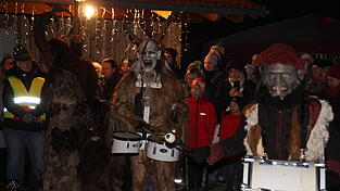 Die Perchten brachten den Besuchern die Raunächte näher. Die Perchten brachten den Besuchern die Raunächte näher.