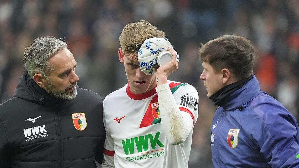 Augsburg-Profi Kade (M) muss wohl verletzt pausieren. Augsburg-Profi Kade (M) muss wohl verletzt pausieren.