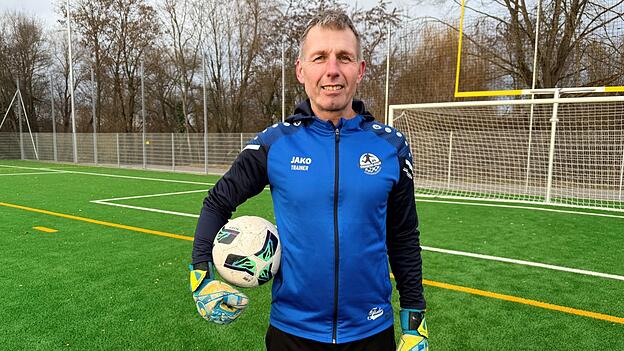 Bodo Schustok da, wo er sich auf dem Fu&szlig;ballplatz am wohlsten f&uuml;hlt: Mit dem Ball in der Hand und nicht weit vor dem Tor. Von einer Krebserkrankung l&auml;sst sich der 55-J&auml;hrige nicht davon abhalten, die Nachwuchs-Keeper der JFG Straubing-Bogen zu trainieren.