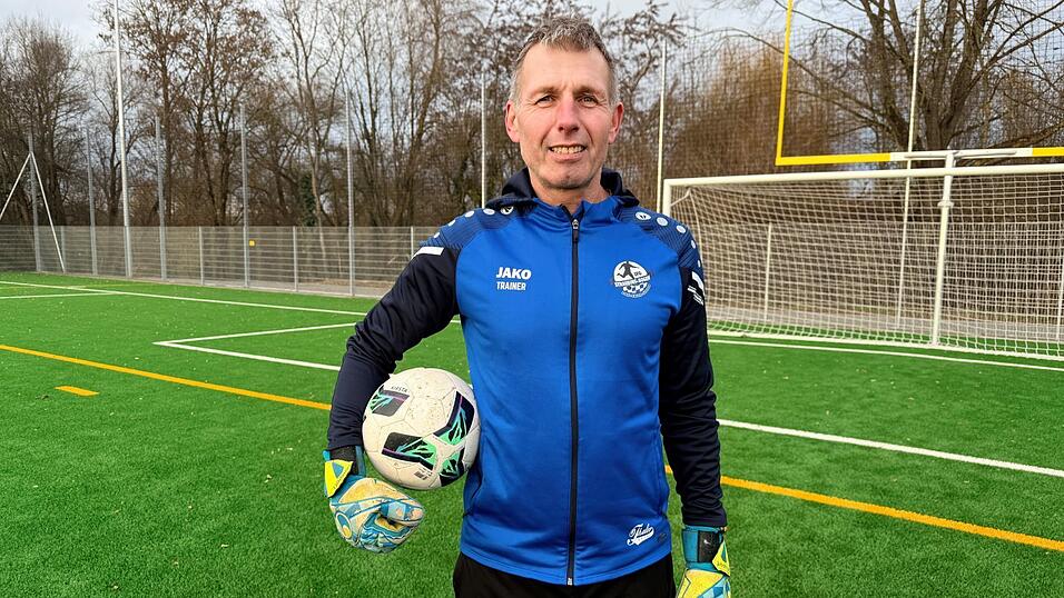 Bodo Schustok da, wo er sich auf dem Fu&szlig;ballplatz am wohlsten f&uuml;hlt: Mit dem Ball in der Hand und nicht weit vor dem Tor. Von einer Krebserkrankung l&auml;sst sich der 55-J&auml;hrige nicht davon abhalten, die Nachwuchs-Keeper der JFG Straubing-Bogen zu trainieren.