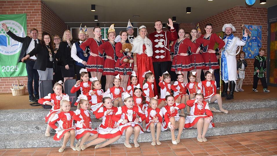 Die Faschingsregierung besuchte die Grundschule. Die Faschingsregierung besuchte die Grundschule.