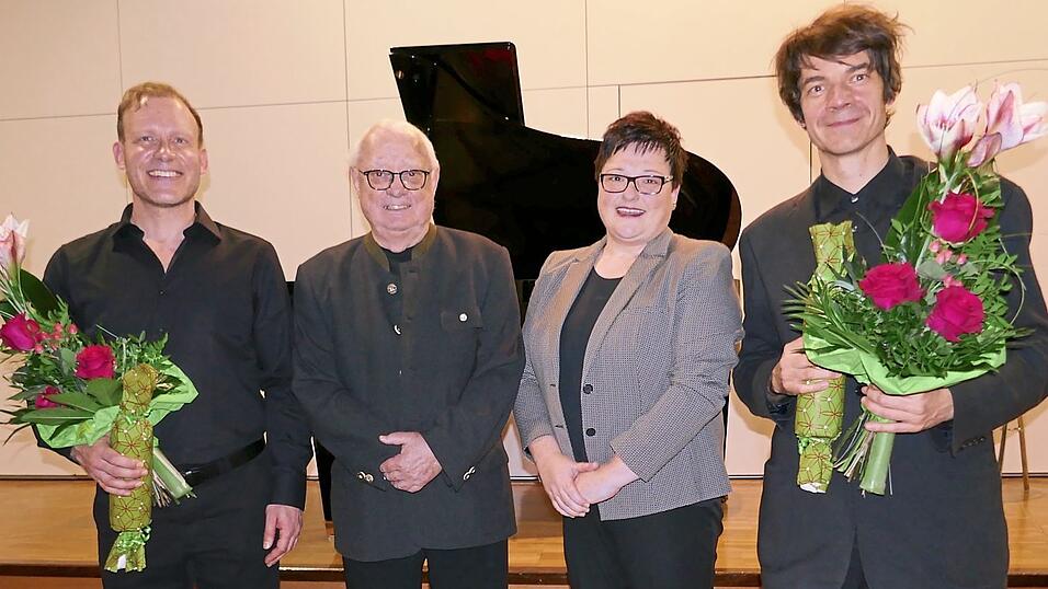 Verabschiedung der beiden Hauptakteure nach dem Konzert. Wolfgang Mirlach, ArGe-Vorsitzender Klaus Storm, Organisatorin Elisabeth Keck von der Marktverwaltung und Florian Appel (von links).