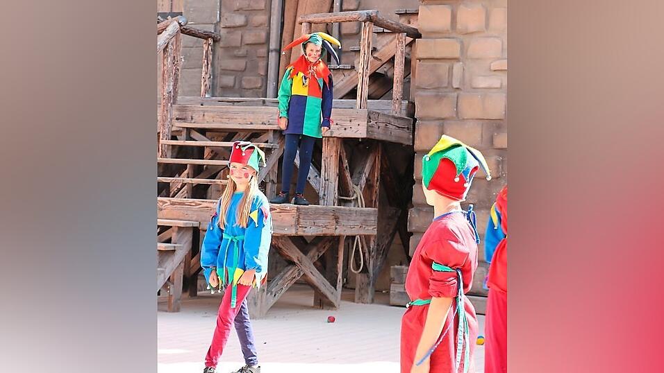 Auch die Kasperl wollen am Ende der Prinzessin helfen. Auch die Kasperl wollen am Ende der Prinzessin helfen.