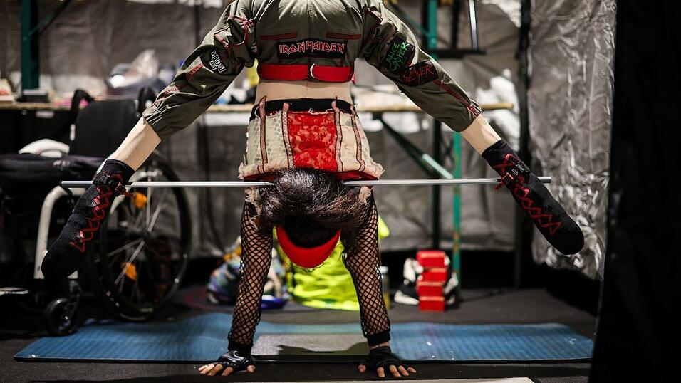 Die Aluminiumstange stabilisiert die F&uuml;&szlig;e und gibt der gel&auml;hmten Artistin Orientierung.