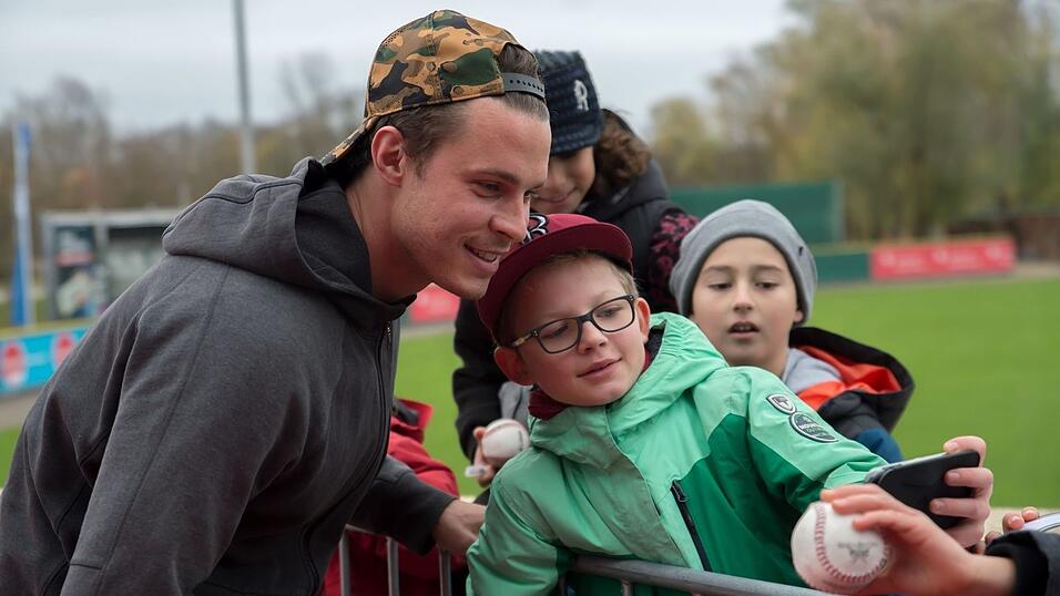 Baseball-Superstar Max Kepler war am Samstag zu Gast in Regensburg. Baseball-Superstar Max Kepler war am Samstag zu Gast in Regensburg.